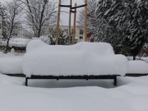 Parkbank mit dicker Schneehaupe Parkbank mit dicker Schneehaupe