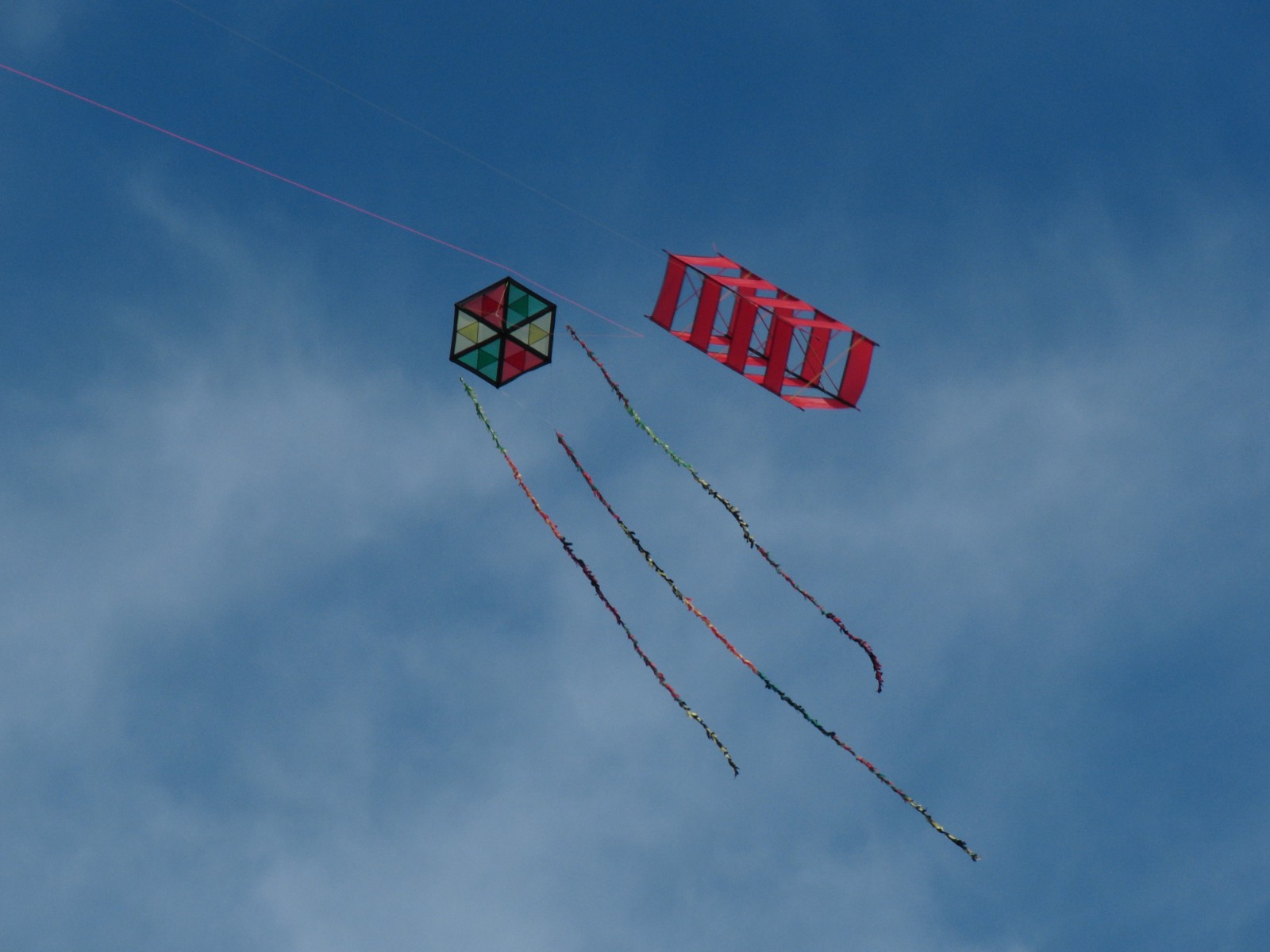 Zwei-Herbstdrachen am Himmel  Zwei-Herbstdrachen am Himmel