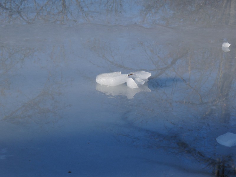 Kleiner Eisberg auf gefrorenen See 1