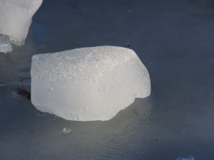 Kleiner Eisberg auf gefrorenen See 1 Kleiner Eisberg auf gefrorenen See 1