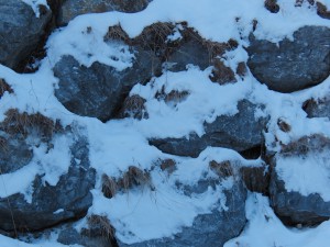 Steinmauer mit Schnee Steinmauer mit Schnee