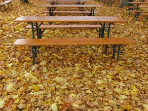 Biergartenreihe im Herbst
