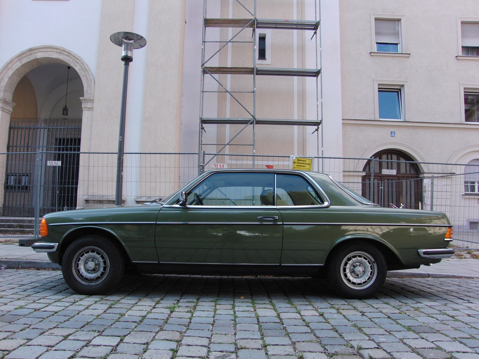 Grüner Mercedes 280 CE Grüner Mercedes 280 CE