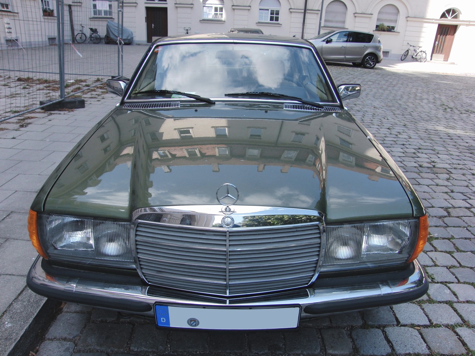 Grüner Mercedes 280 CE Frontansicht Grüner Mercedes 280 CE Frontansicht