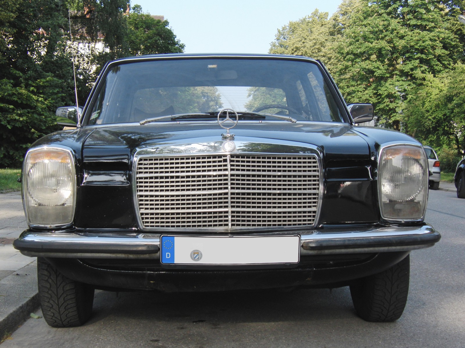 Schwarzer Mercedes 200 (W 115) Frontansicht Schwarzer Mercedes 200 (W 115) Frontansicht