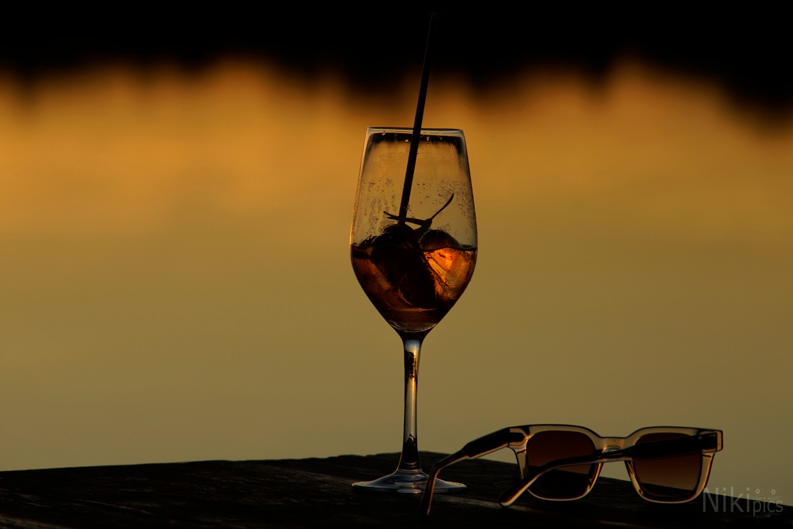 Cooler Drink zum Sonnenuntergang