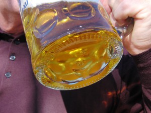 Eine kräftiger Schluck Bier Eine kräftiger Schluck Bier