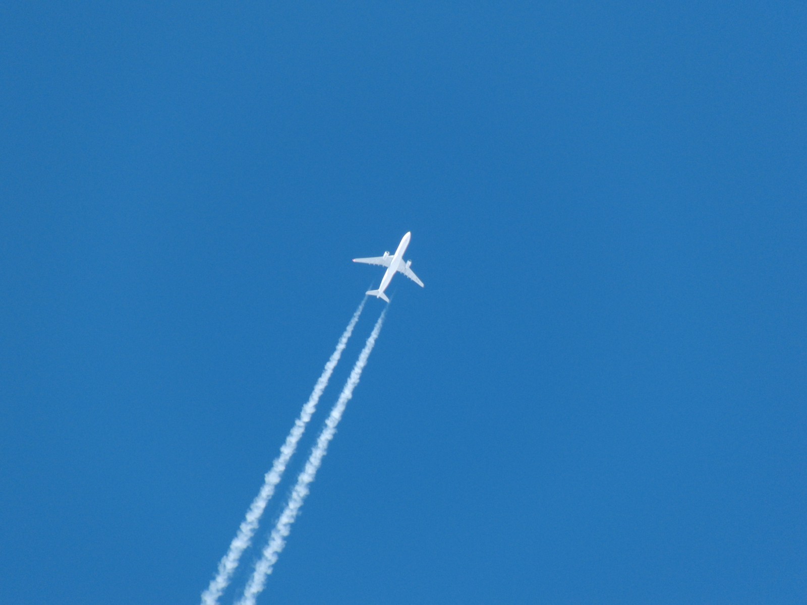 Flugzeug am strahlend blauen Himmel Flugzeug am strahlend blauen Himmel