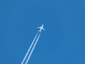 Flugzeug am strahlend blauen Himmel