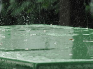 Grüner Gartentisch im Regen Grüner Gartentisch im Regen