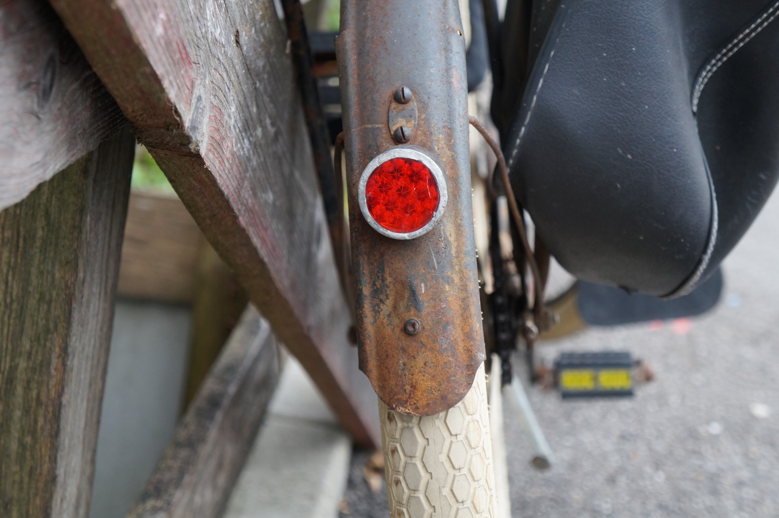 Katzenauge vom alten Fahrrad  Katzenauge vom alten Fahrrad