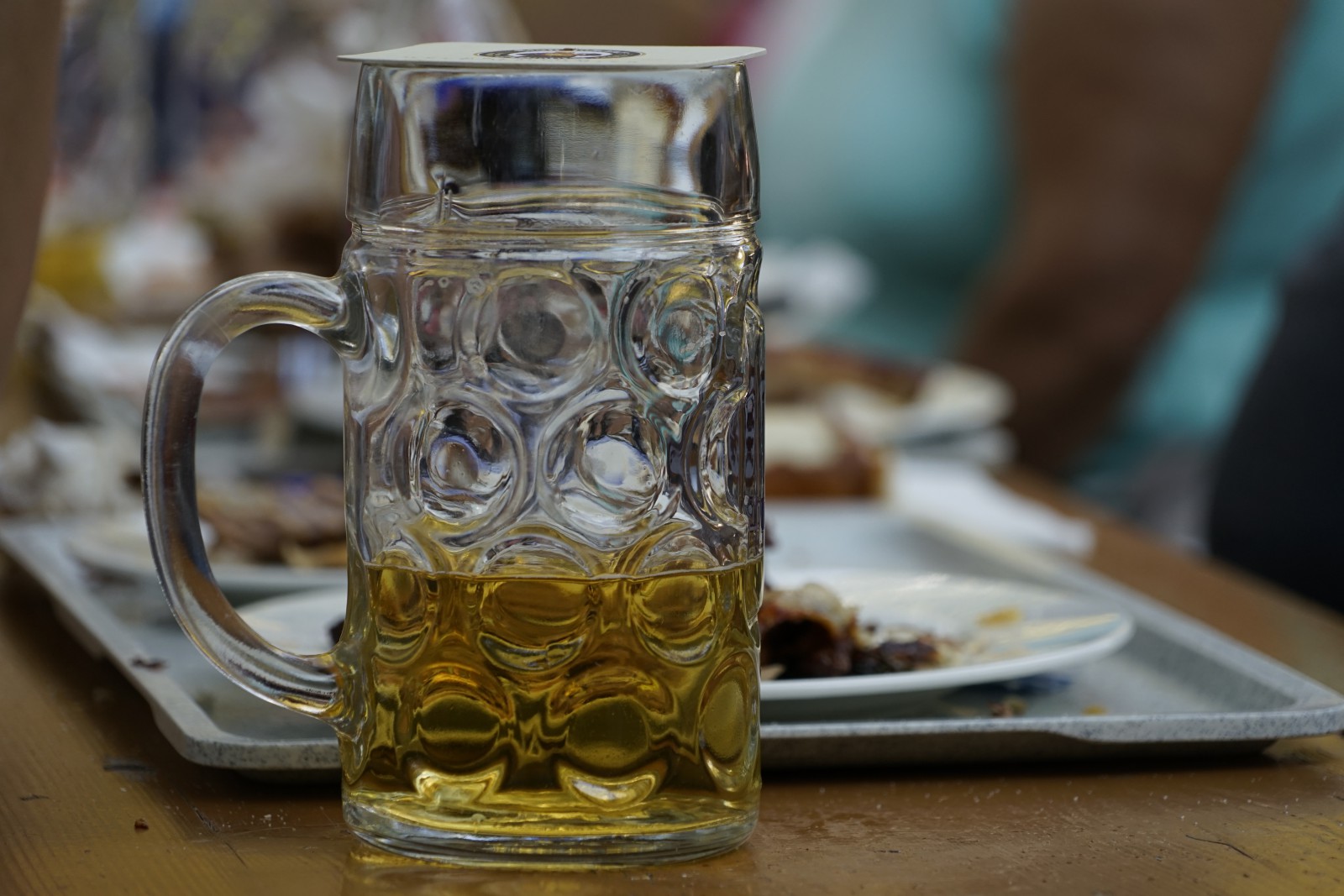 Nur noch eine halbe Maß Bier Nur noch eine halbe Maß Bier