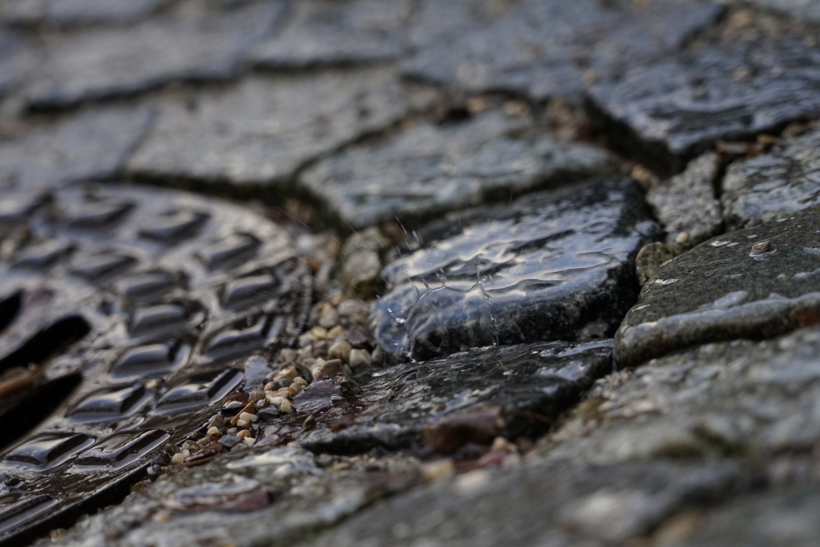 Tropfen am Gully Tropfen am Gully