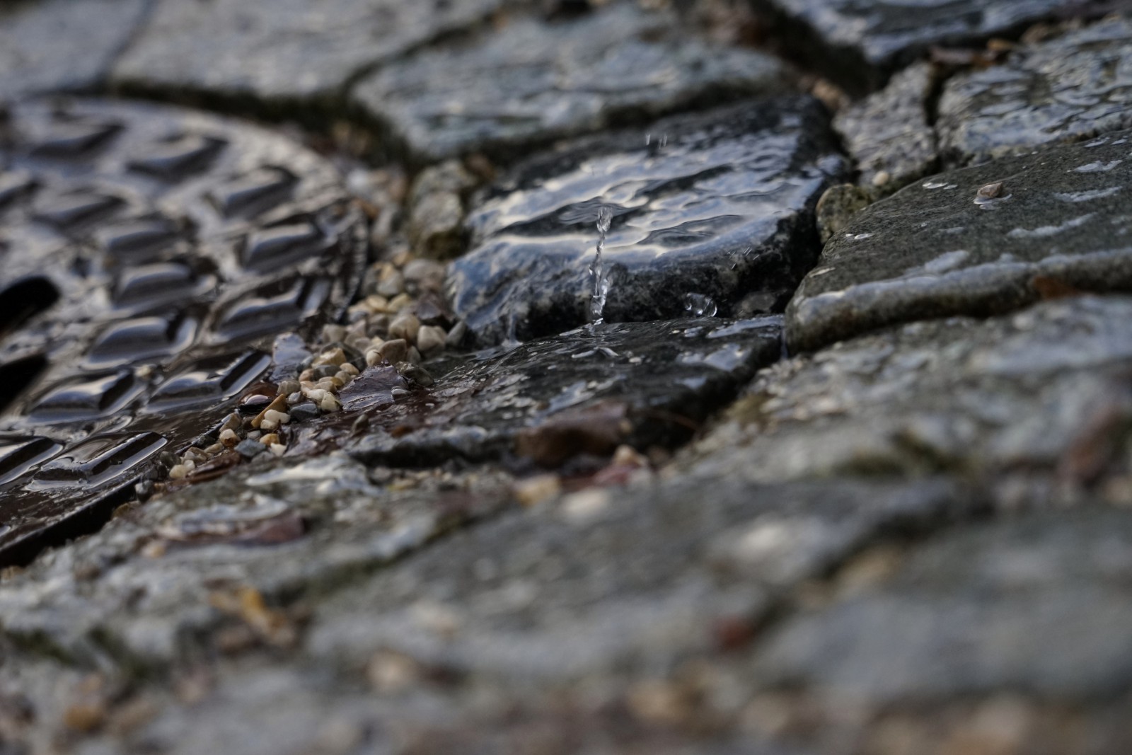 Wassertropfen am Gully Wassertropfen am Gully