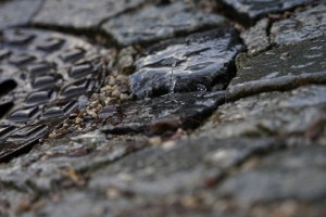 Wassertropfen am Gully