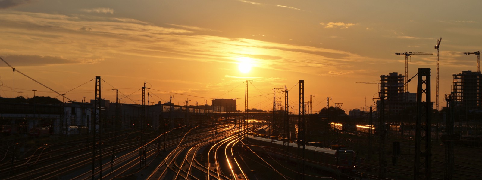 Bahngleise mit Sonnenuntergang Wallpaper 3840x1440 Bahngleise mit Sonnenuntergang Wallpaper 3840x1440