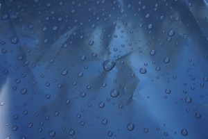 Blaue Folie mit Wassertropfen Blaue Folie mit Wassertropfen
