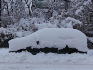Auto mit Schneehaube Auto mit Schneehaube