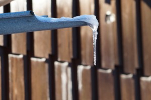 Eiszapfen an Dachrinne Eiszapfen an Dachrinne