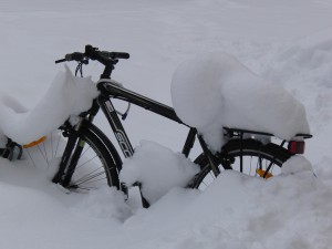 Fahrrad im tiefen Schnee Fahrrad im tiefen Schnee