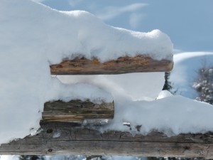 Holzebalken mit Schnee Holzebalken mit Schnee