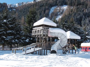 Kinderspielplatz im Winter Kinderspielplatz im Winter