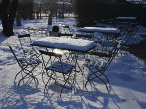 Kleiner Biergarten im Winterschlaf Kleiner Biergarten im Winterschlaf