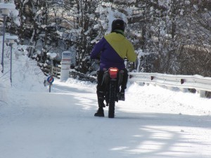 Motoradfahrer auf Winterpiste Motoradfahrer auf Winterpiste