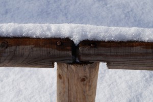 Schnee auf Holzgeländer Schnee auf Holzgeländer
