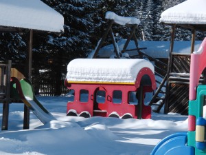 Spielplatz Eisenbahnwagon im Winter Spielplatz Eisenbahnwagon im Winter