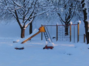 Spielplatzrutsche im Winter Spielplatzrutsche im Winter