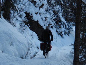 Trekkingradler auf Winterweg Trekkingradler auf Winterweg
