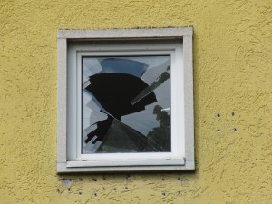 Eingeworfenes Fenster Eingeworfenes Fenster