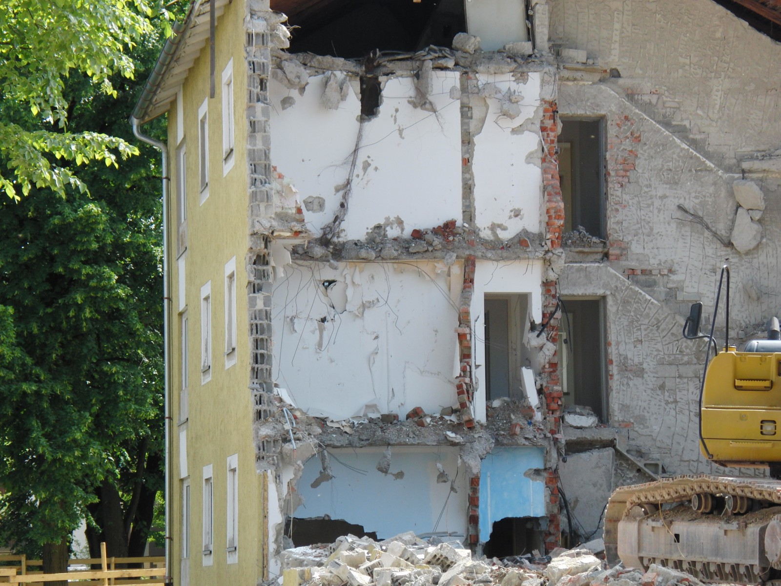 Halbes haus noch da Halbes haus noch da