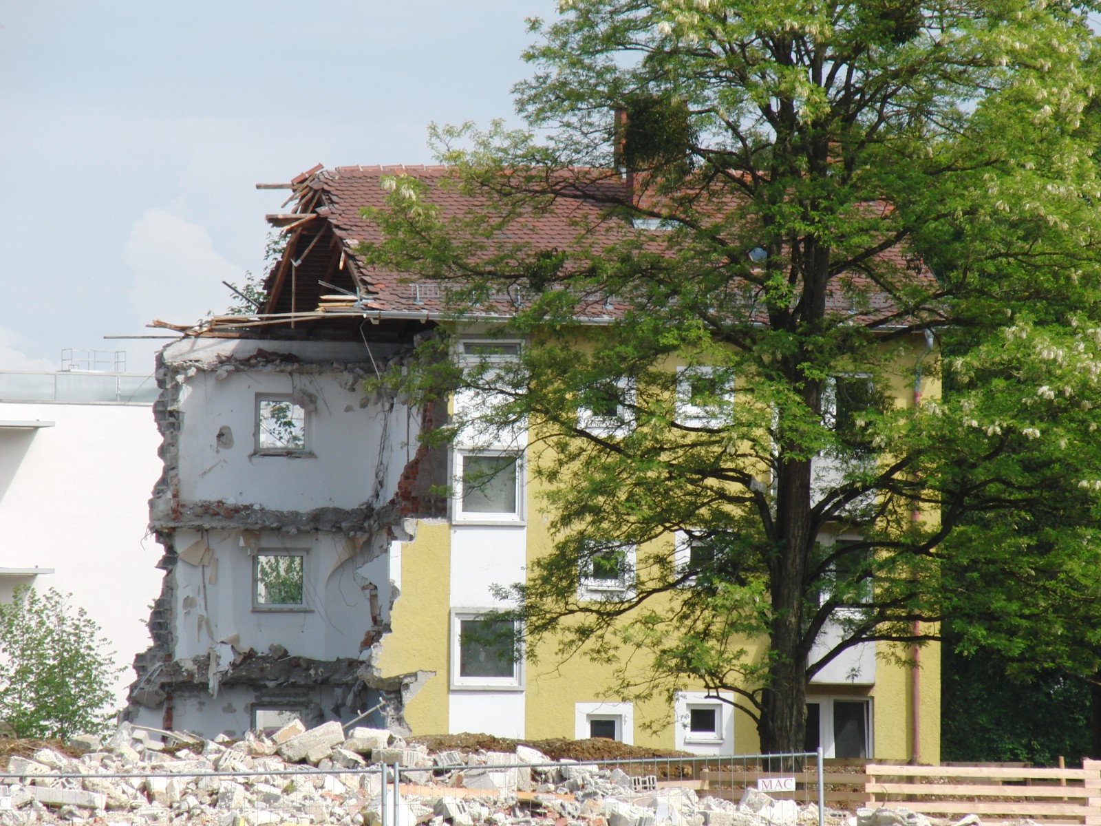 Nur noch das halbe Haus Nur noch das halbe Haus