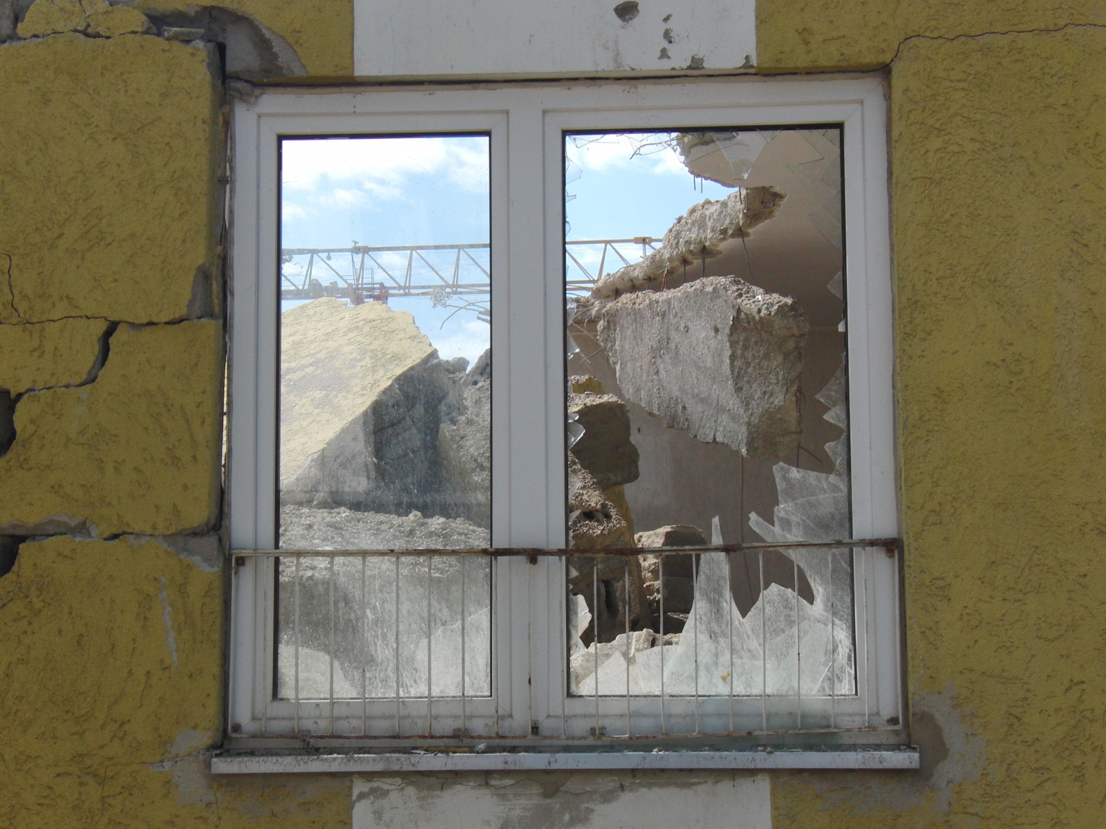Steine im kaputten Fenster Steine im kaputten Fenster