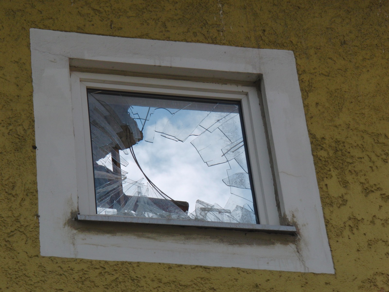 Wolkenblick durchs kaputte Fenster Wolkenblick durchs kaputte Fenster