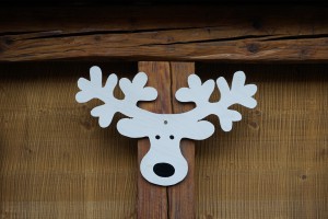 Holzrenntier an Weihnachtsbude
