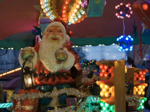 Weihnachtsmann im Kinderkarussell