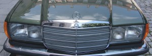 Grüner Mercedes 280 CE Frontansicht FB Banner Grüner Mercedes 280 CE Frontansicht FB Banner