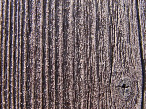 Altes Holzbrett mit Schraube Altes Holzbrett mit Schraube