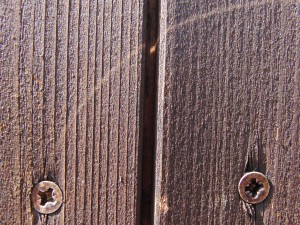 Braune Holzbretter mit Schraube Braune Holzbretter mit Schraube