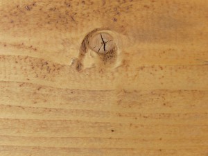 Hellbraunes Holz gehobelt mit Astloch