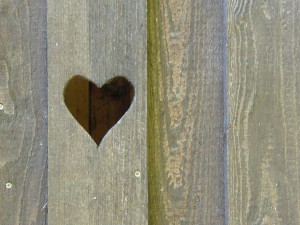 Holzwand mit kleinen Herz Holzwand mit kleinen Herz