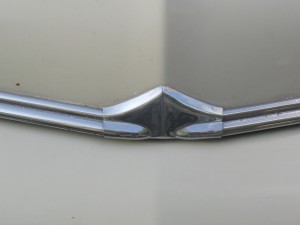 Motorhaubenchrom Volvo 544