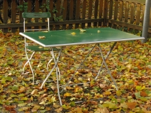 Einsamer Stuhl und Tisch im Herbst