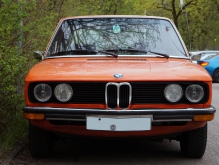 Frontansicht BMW (E 12) orange