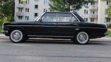 Schwarzer Mercedes 200 D (W 115)