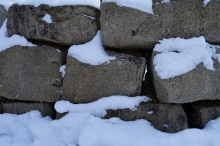 Trockensteinmauer mit Schnee