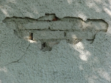 Ziegelsteinmauer mit kaputten Verputz